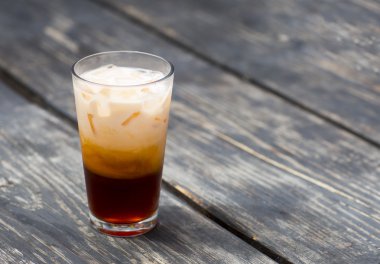 Dondurma bir cam bardak ile buzlu çay.