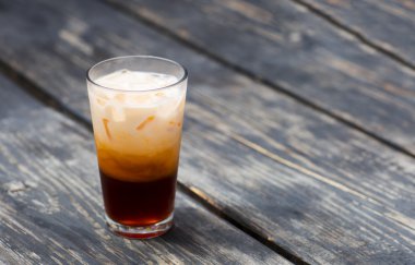 Dondurma bir cam bardak ile buzlu çay.