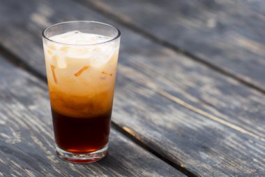 Dondurma bir cam bardak ile buzlu çay.