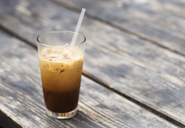 Sütlü bir cam kabı soğuk kahve.