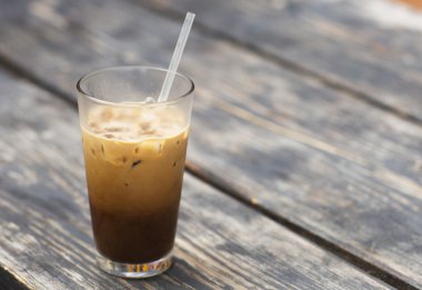 Sütlü bir cam kabı soğuk kahve.