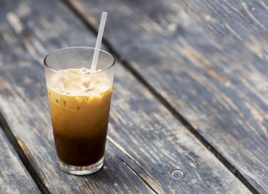 Sütlü bir cam kabı soğuk kahve.