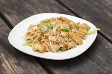 Ahşap bir masa üzerinde bir tabak içinde öğle yemeği için Tayland gıda. 