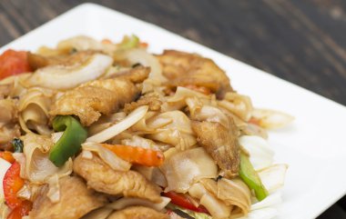 Ahşap bir masa üzerinde bir tabak içinde öğle yemeği için Tayland gıda. 