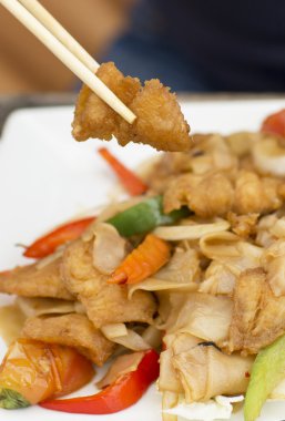 Ahşap bir masa üzerinde bir tabak içinde öğle yemeği için Tayland gıda.