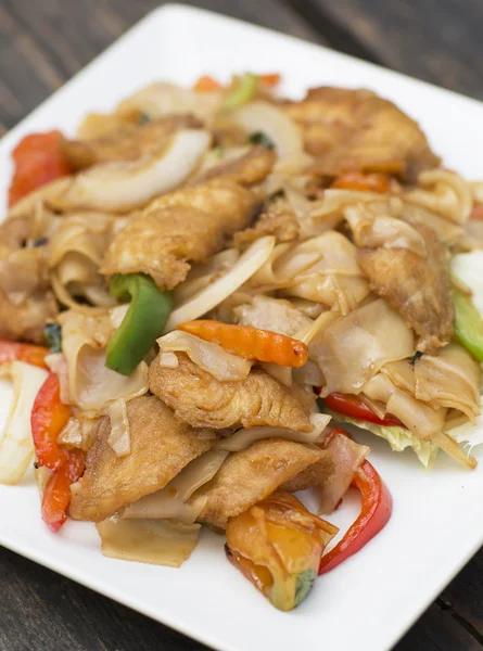 Comida tailandesa para el almuerzo en un plato sobre una mesa de madera . — Foto de Stock