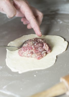 Et köfte heykel işlemi. 