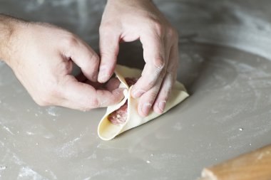 Et köfte heykel işlemi. 