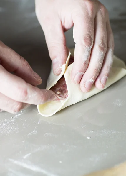 El proceso de esculpir albóndigas de carne . — Foto de Stock