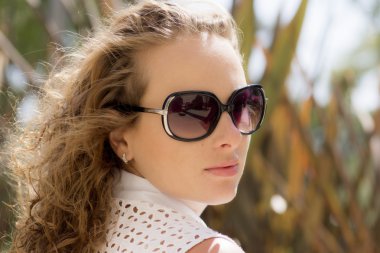 Bir yaz parkta kadın yakın çekim portre. 