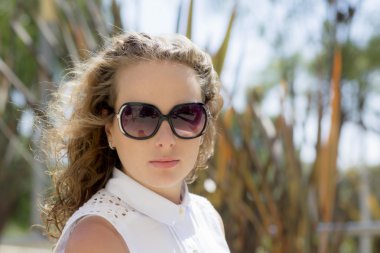 Bir yaz parkta kadın yakın çekim portre. 