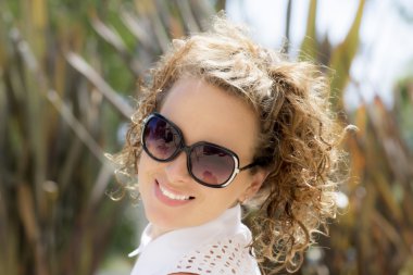 Bir yaz parkta kadın yakın çekim portre. 