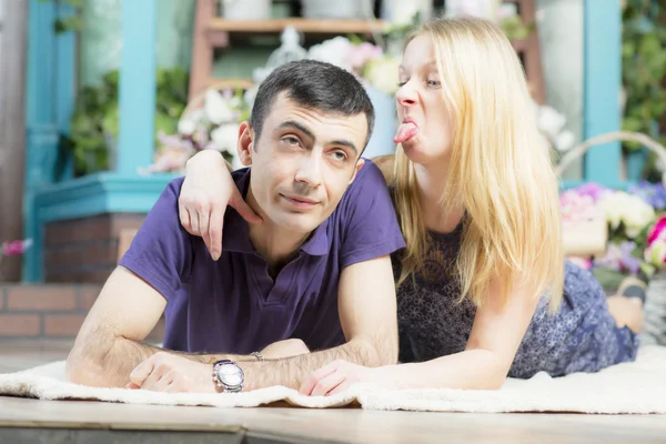 Joven pareja casada acostada sobre la manta . — Foto de Stock