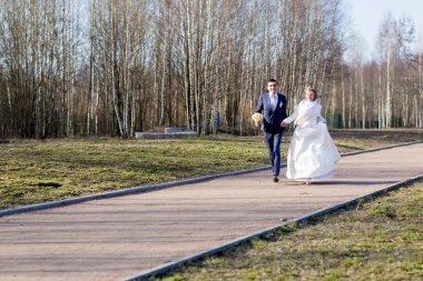 Genç çift Parkta yürümek.