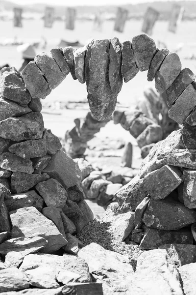 Montones inusuales de piedras de diferentes tamaños . —  Fotos de Stock