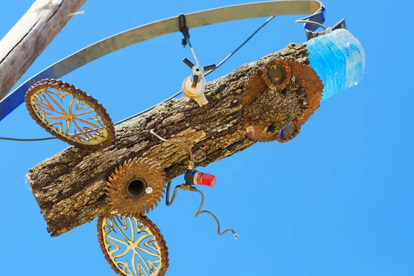 Ungewöhnliches dekoratives Holzstück gegen den Himmel. — Stockfoto