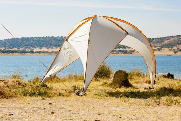 Tienda para relajarse en la orilla del lago . — Foto de Stock