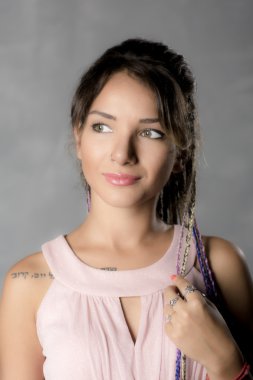 bir akşam elbiseli bir kadın portresi. 