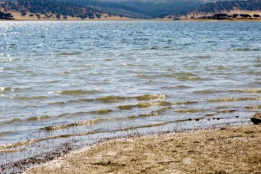 Arasında bir orman manzara mavi göl. 
