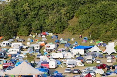 Kamp alanında forest yakınındaki dağıtılır. 