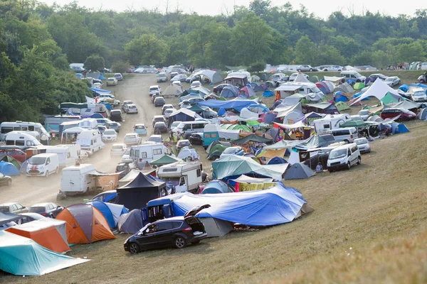 Camping jest wdrożony na polu w pobliżu lasu. — Zdjęcie stockowe