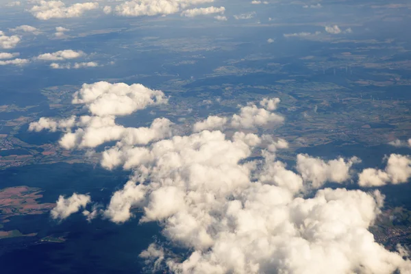 Nuages moelleux sur la terre, le paysage . — Photo