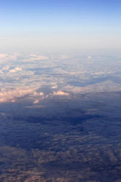 Nuvens fofas sobre a terra, a paisagem . — Fotografia de Stock