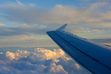 Gökyüzü arka plan günbatımı sırasında uçakta kanat.