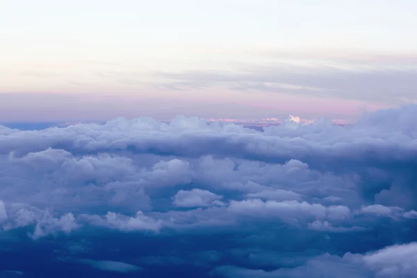 Nuvens fofas sobre a terra, a paisagem . — Fotografia de Stock