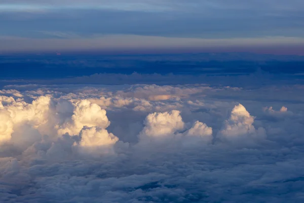 Fluffy clouds over the earth, the landscape. — Stock Photo, Image