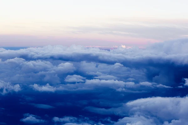 Pluizige wolken over de aarde, het landschap. — Stockfoto