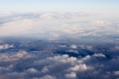 Toprak, peyzaj üzerinde kabarık bulutlar. 