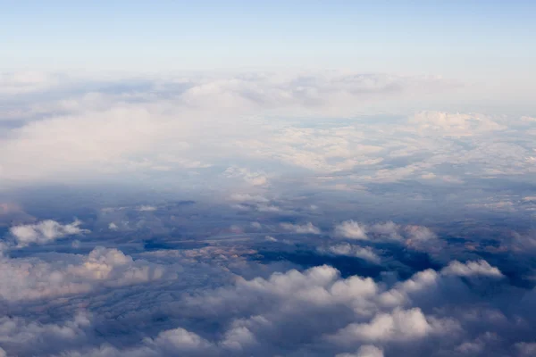 Αφράτα σύννεφα πάνω από τη γη, το τοπίο. — Φωτογραφία Αρχείου
