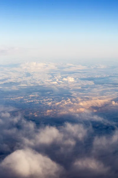 Nuvens fofas sobre a terra, a paisagem . — Fotografia de Stock