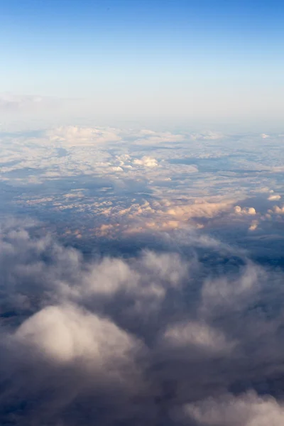Pluizige wolken over de aarde, het landschap. — Stockfoto