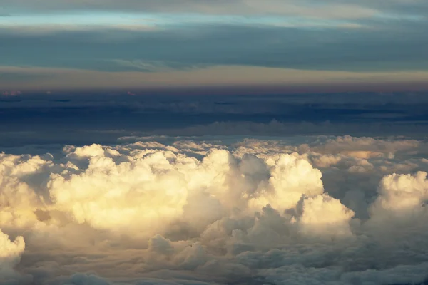 Fluffy clouds over the earth, the landscape. — Stock Photo, Image