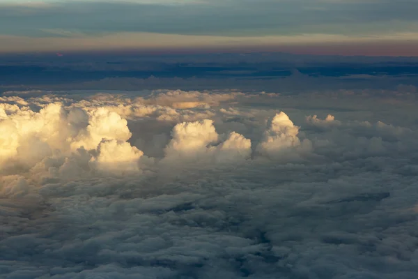 Nubes esponjosas sobre la tierra, el paisaje . — Foto de Stock