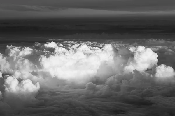 Nuvens fofas sobre a terra, a paisagem . — Fotografia de Stock