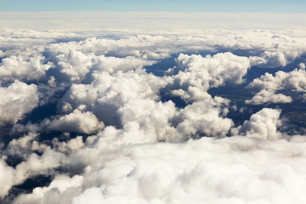 Vista aérea de nuvens grossas sobre a terra, a paisagem . — Fotografia de Stock