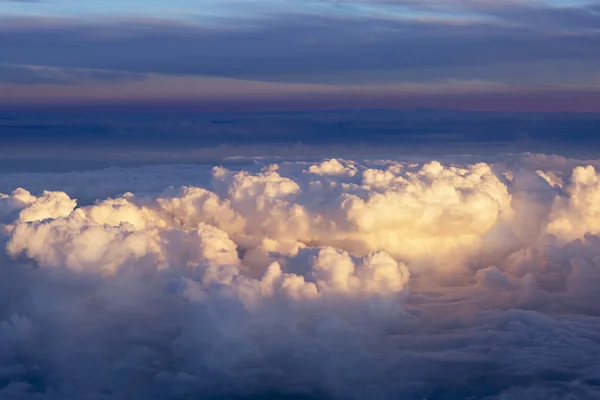 Vista aérea de densas nubes sobre la tierra, el paisaje . — Foto de Stock