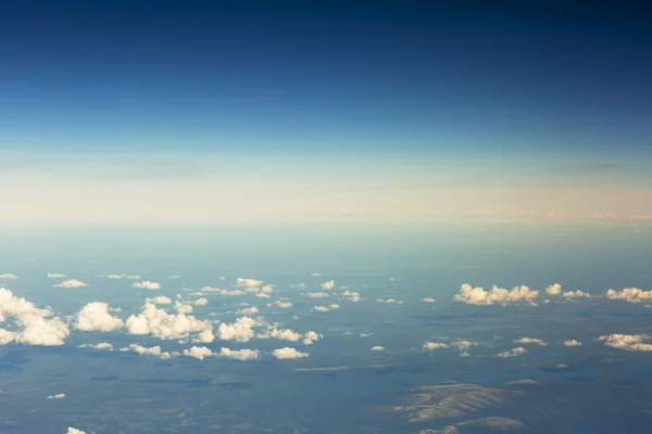 Vista aérea das nuvens sobre a terra, a paisagem . — Fotografia de Stock