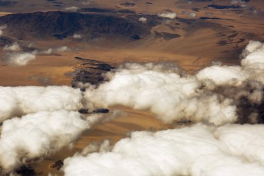 Bulutların üzerinde arazi, manzara havadan görünümü. 