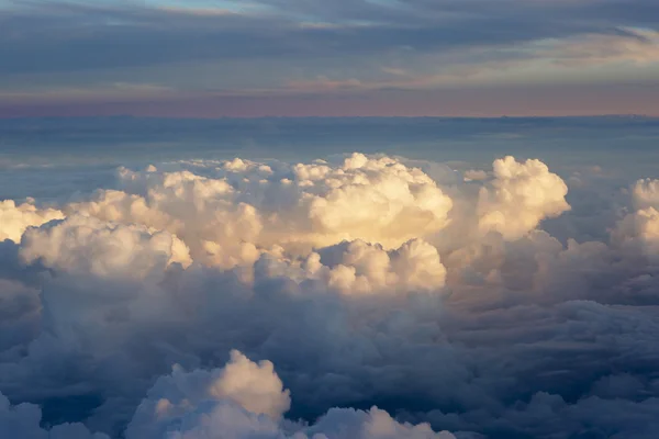 Vista aérea de densas nubes sobre la tierra, el paisaje . — Foto de Stock