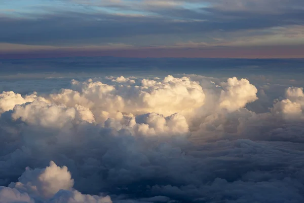 Luchtfoto van dikke wolken over het land, het landschap. — Stockfoto