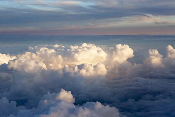 Luchtfoto van dikke wolken over het land, het landschap. — Stockfoto