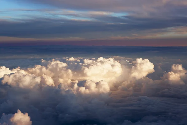 Luchtfoto van dikke wolken over het land, het landschap. — Stockfoto