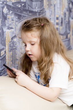 Telefon ile küçük bir kız portresi.