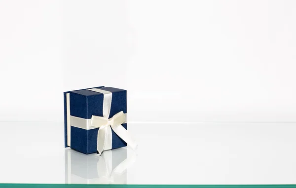 Gift box on a white background. — Stock Photo, Image