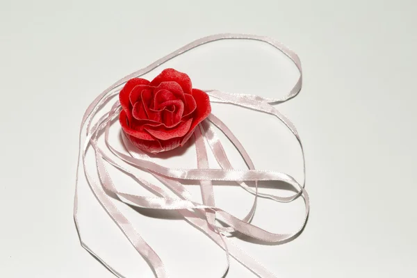 Роза с лентой на белом фоне . — стоковое фото