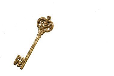 Beyaz arkaplanda altın anahtar.